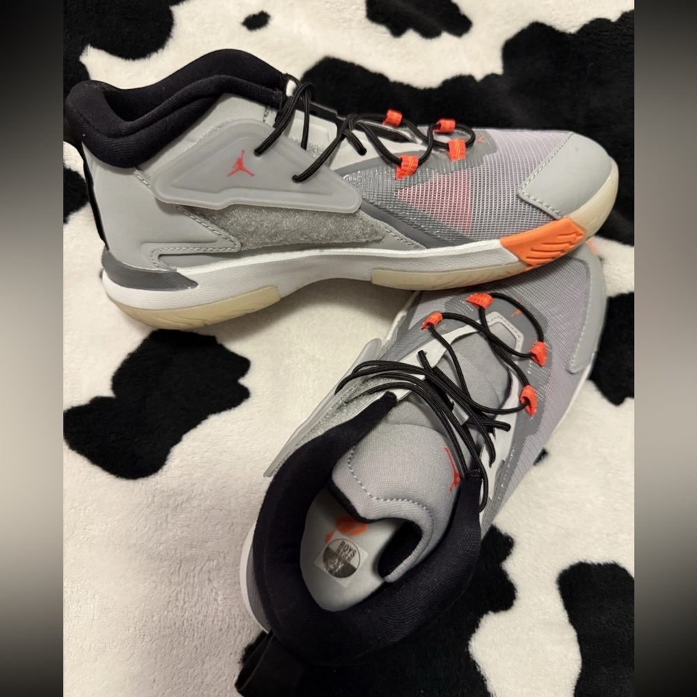 NIKE Jordan Zion DC2024-008 Light Gray Smoke/Orange Shoes Boys Youth 2